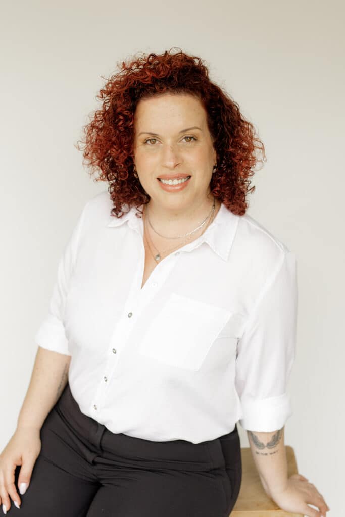 טל הורוביץ יושבת בסטודיו מחייכת למצלמה